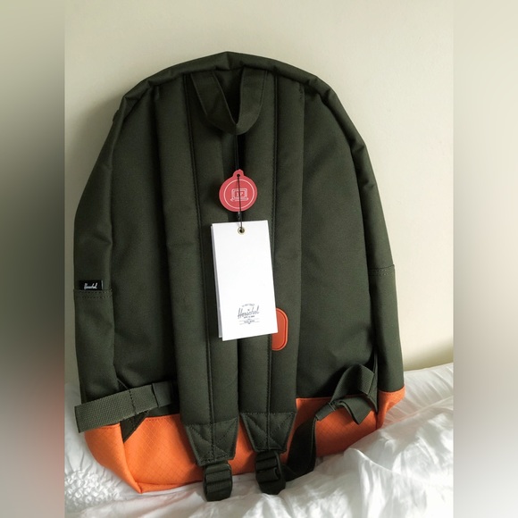 BNWT Herschel Backpack - Picture 2 of 2